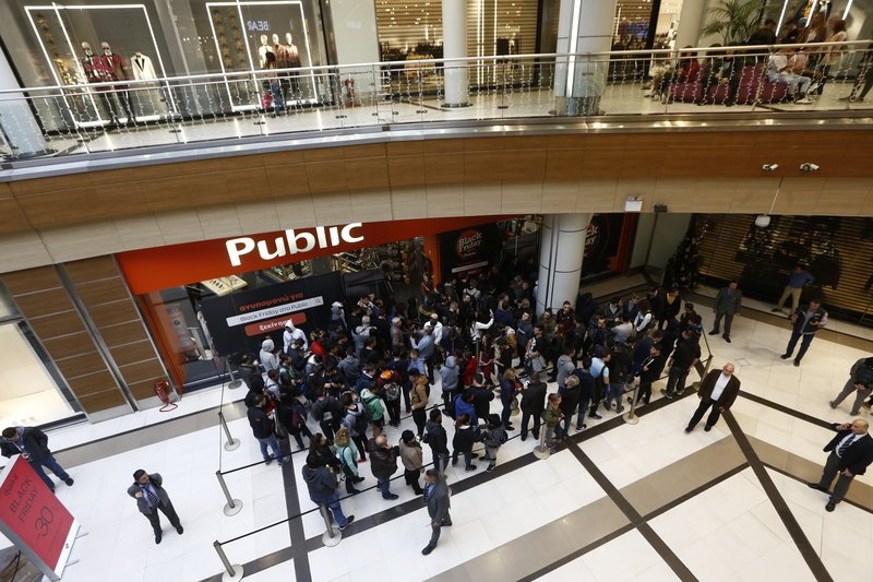 Black Friday: Στο κυνήγι της προσφοράς από νωρίς το πρωί -Οι πρώτες εικόνες και βίντεο | iefimerida.gr 2