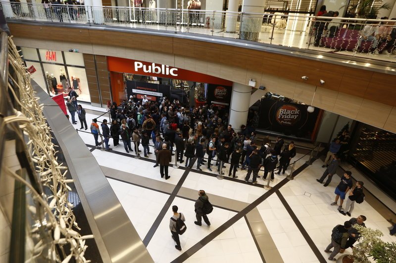 Black Friday: Στο κυνήγι της προσφοράς από νωρίς το πρωί -Οι πρώτες εικόνες και βίντεο | iefimerida.gr 4