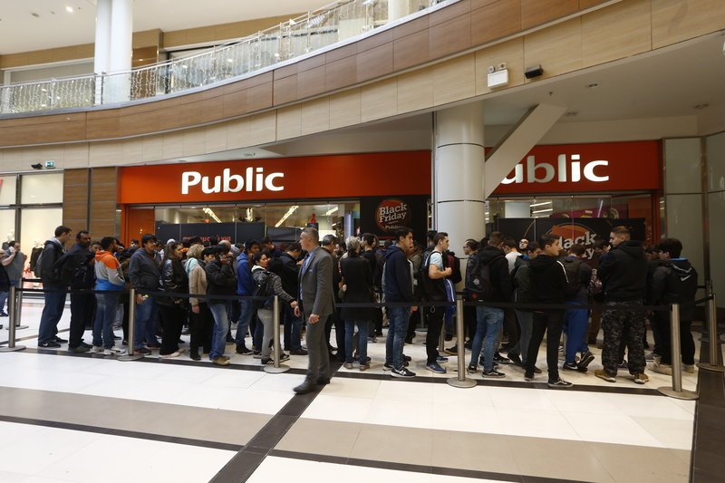 Black Friday: Στο κυνήγι της προσφοράς από νωρίς το πρωί -Οι πρώτες εικόνες και βίντεο | iefimerida.gr 6