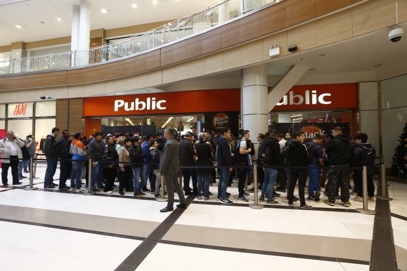 Black Friday: Στο κυνήγι της προσφοράς από νωρίς το πρωί -Οι πρώτες εικόνες και βίντεο | iefimerida.gr 13