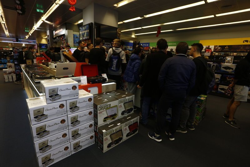 Black Friday: Στο κυνήγι της προσφοράς από νωρίς το πρωί -Οι πρώτες εικόνες και βίντεο | iefimerida.gr 11