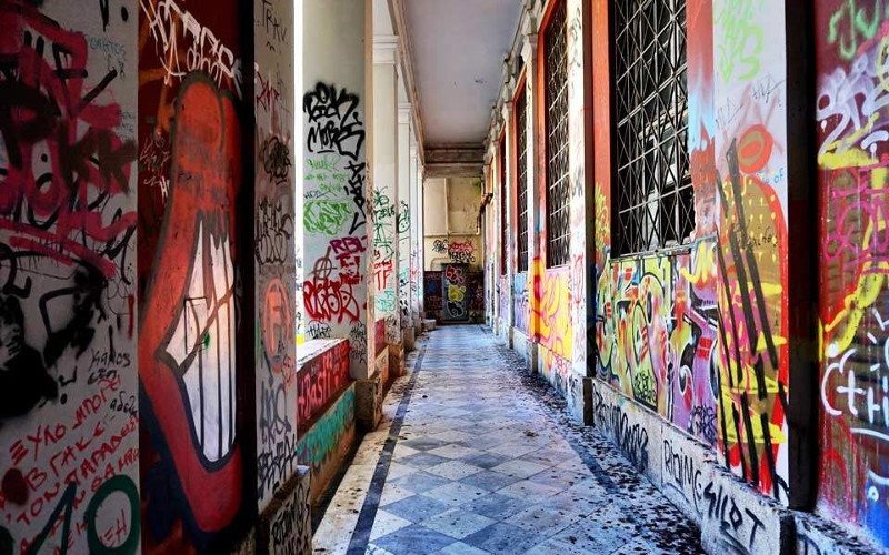 Εδώ υποτίθεται ότι είναι ο διάδρομος για τις αίθουσες διδασκαλίας