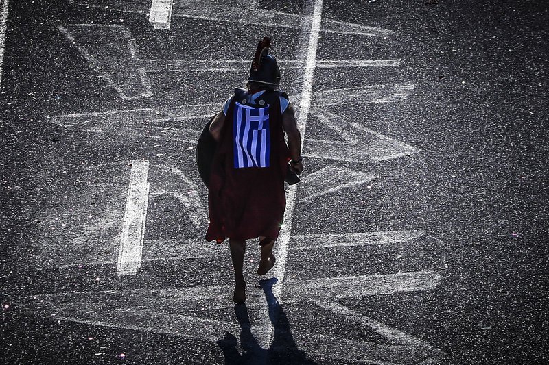 Με περικεφαλαία και ελληνική σημαία