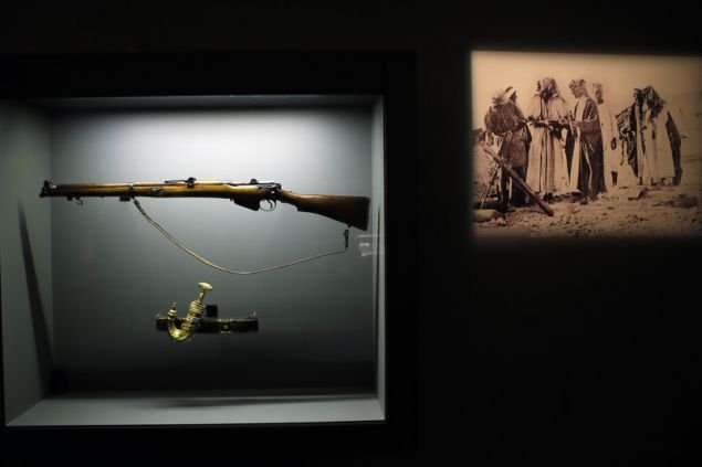 To τουφέκι (Lee-Enfield 303-inch SMLE ) και το ξιφίδιο του Λόρενς της Αραβίας (Φωτογραφία: ΑΡ)