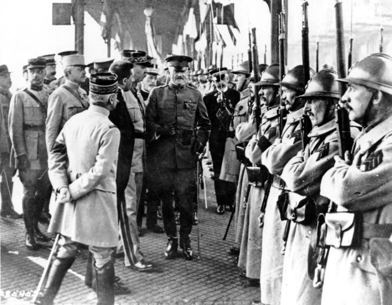 13 Ioυνίου 1917. Ο Αμερικανός στρατηγός Τζον Τζ. Πέρσινγκ (στο κέντρο) επιθεωρεί γαλλικά στρατεύματα στη Βουλώνη. Όταν οι ΗΠΑ κήρυξαν τον πόλεμο στη Γερμανία, τον Απρίλιο του 1917, ο στρατός του αριθμούσε 127.500 άνδρες, αλλά μέσα σε ενάμιση χρόνο έφθασε τα δύο εκατομμύρια. (Φωτογραφία αρχείου: ΑΡ)