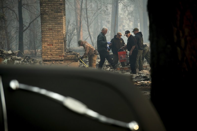 Τις σορούς συνολικά 23 θυμάτων εντόπισαν αστυνομικοί, πυροσβέστες και διασώστες στα αποκαϊδια του Παραντάις (Φωτογραφία: ΑΡ)