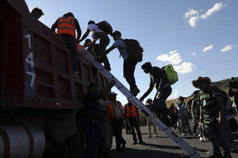Μετανάστες επιβιβάζονται σε απορριματοφόρο που θα τους μεταφέρει στο Μαζατλάν του Μεξικό (Φωτογραφία: ΑΡ) 