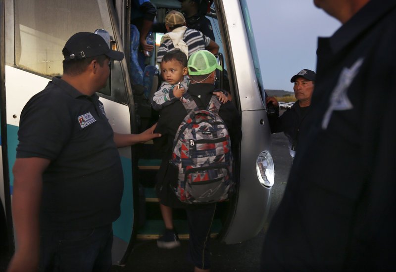 Ανάμεσά τους και αρκετοί γονείς με τα παιδιά τους (Φωτογραφία: ΑΡ) 