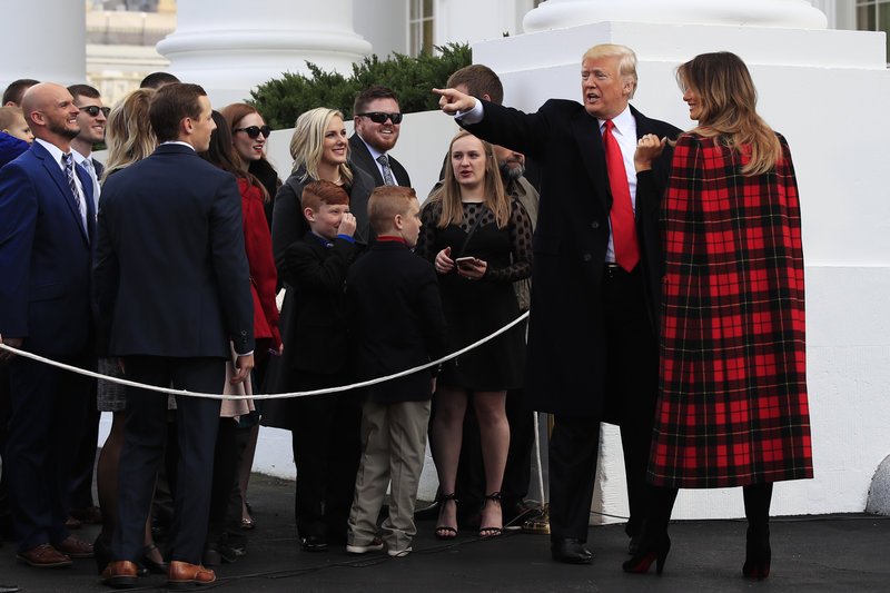 Χριστούγεννα στον Λευκό Οίκο -Ο Τραμπ και η εντυπωσιακή Μελάνια υποδέχθηκαν το δέντρο [εικόνες & βίντεο] | iefimerida.gr 5