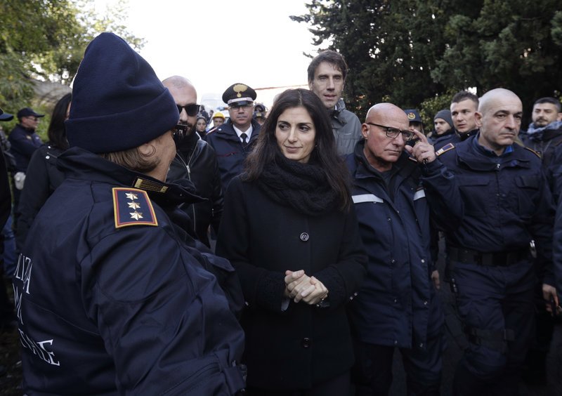 Η δήμαρχος της Ρώμης Βιρτζινία Ράτζι έσπευσε συνοδεία τηλεοπτικών συνεργείων στην περιοχή της επιχείρησης (Φωτογραφία: ΑΡ)