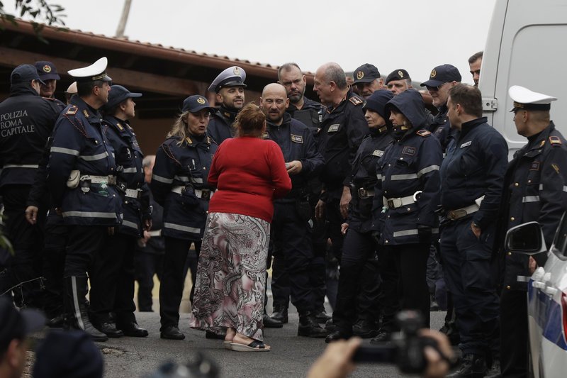 «Θα πάμε τώρα να μείνουμε στη βίλα του Σαλβίνι», φώναζαν κάποια από τα μέλη της φατρίας (Φωτογραφία: ΑΡ)