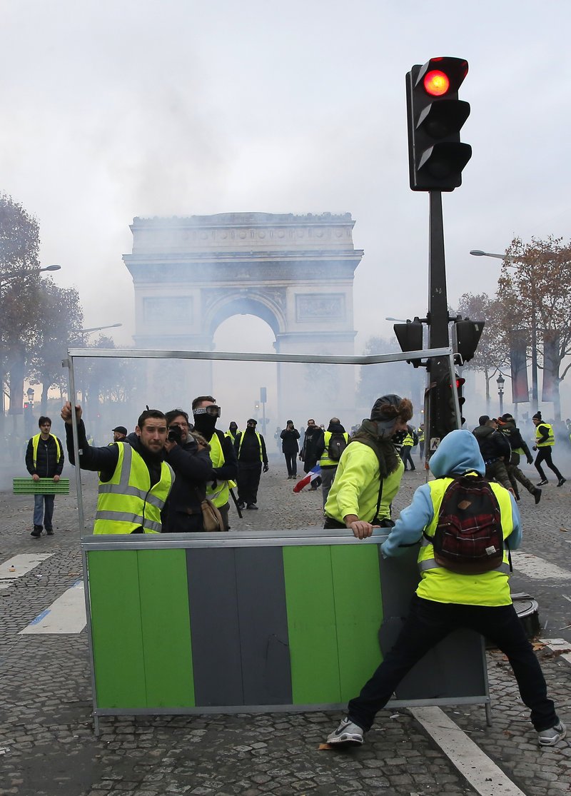 Εικόνες χάους στο Παρίσι, στη διαδήλωση των Κίτρινων Γιλέκων [εικόνες] | iefimerida.gr 7