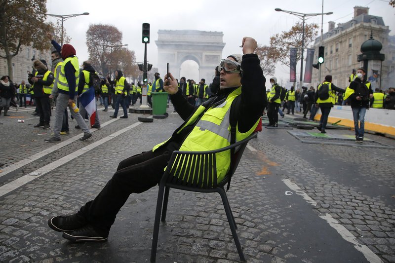 Εικόνες χάους στο Παρίσι, στη διαδήλωση των Κίτρινων Γιλέκων [εικόνες] | iefimerida.gr 6
