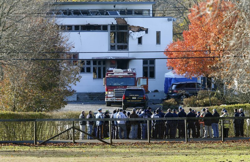 Ο δράστης φέρεται να έβαλε φωτιά στο σπίτι της οικογένειας του αδελφου του για να καλύψει τα ίχνη του (Φωτογραφία: ΑΡ)