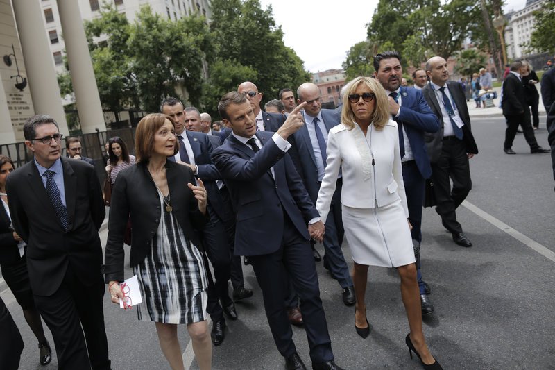 Και όπως και στην Αθήνα, το ζεύγος Μακρόν έκανε την έκπληξη κάνοντας τη βόλτα του στο κέντρο του Μπουένος Αϊρες