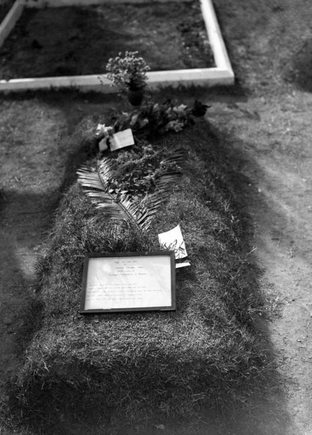 O τάφος του Τόμας Έντουαρντ Λόρενς το 1936 στο ναό του Αγίου Νικολάου στο Μόρτον της Αγγλίας (Φωτογραφία αρχείου: ΑΡ)