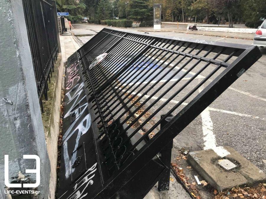 Τίποτα δεν άφησαν όρθιο οι κουκουλοφόροι