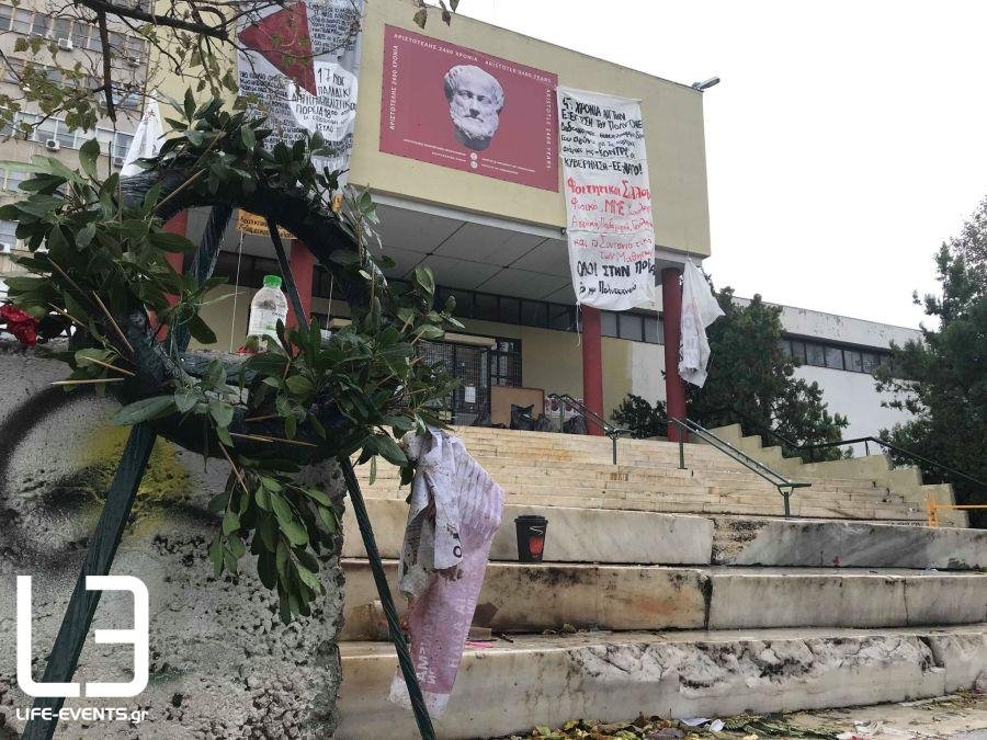 Ξήλωσαν μάρμαρα για πολεμοφόδια