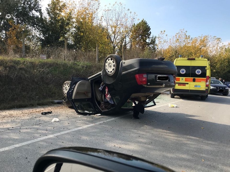 Το αυτοκίνητο εξετράπη της πορείας του και ανετράπη.