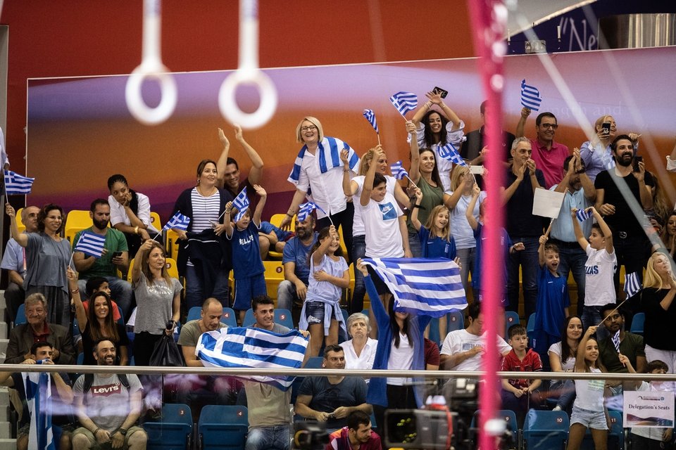 Οι Ελληνες που βρέθηκαν στη Ντόχα ενθαρρύνουν τον Λευτέρη Πετρούνια -Φωτογραφία: Angelos Zymaras / AZSPORTSIMAGES / SOOC