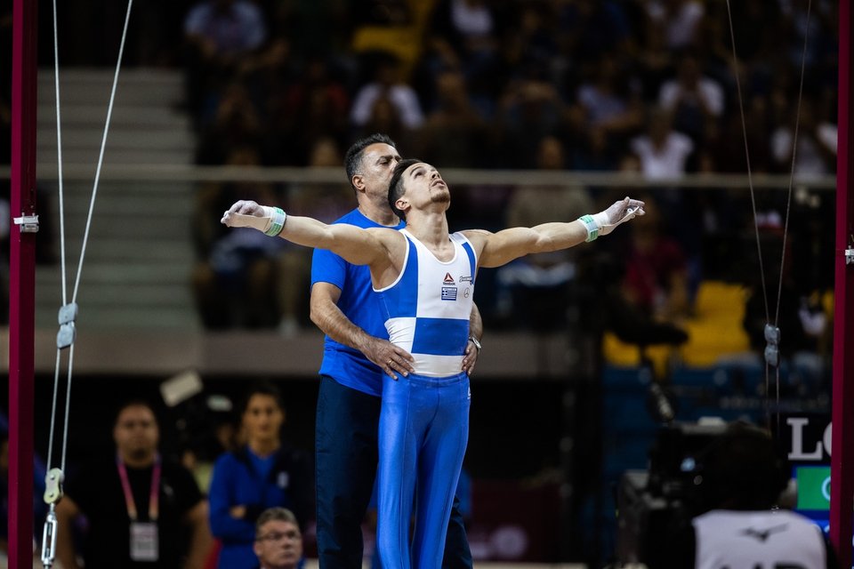 Ο προπονητής του Δ. Ράπτης βοηθά τον Πετρούνια να ανέβει στους κρίκους -Φωτογραφία: Angelos Zymaras / AZSPORTSIMAGES / SOOC