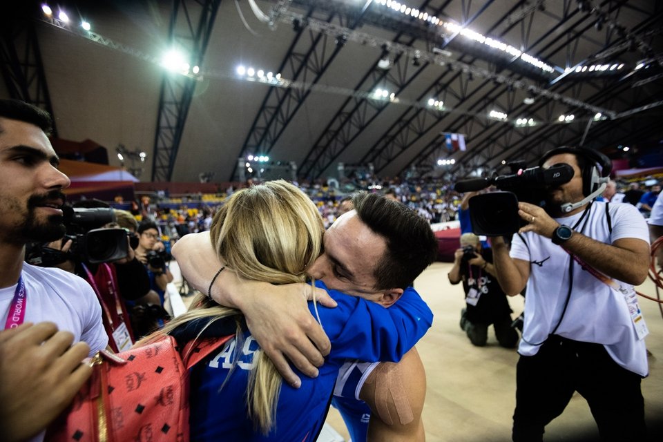 Η μεγάλη αγκαλιά της Βασιλικής Μιλλούση στον σύντροφό της Λ. Πετρούνια -Φωτογραφία: Angelos Zymaras / AZSPORTSIMAGES / SOOC