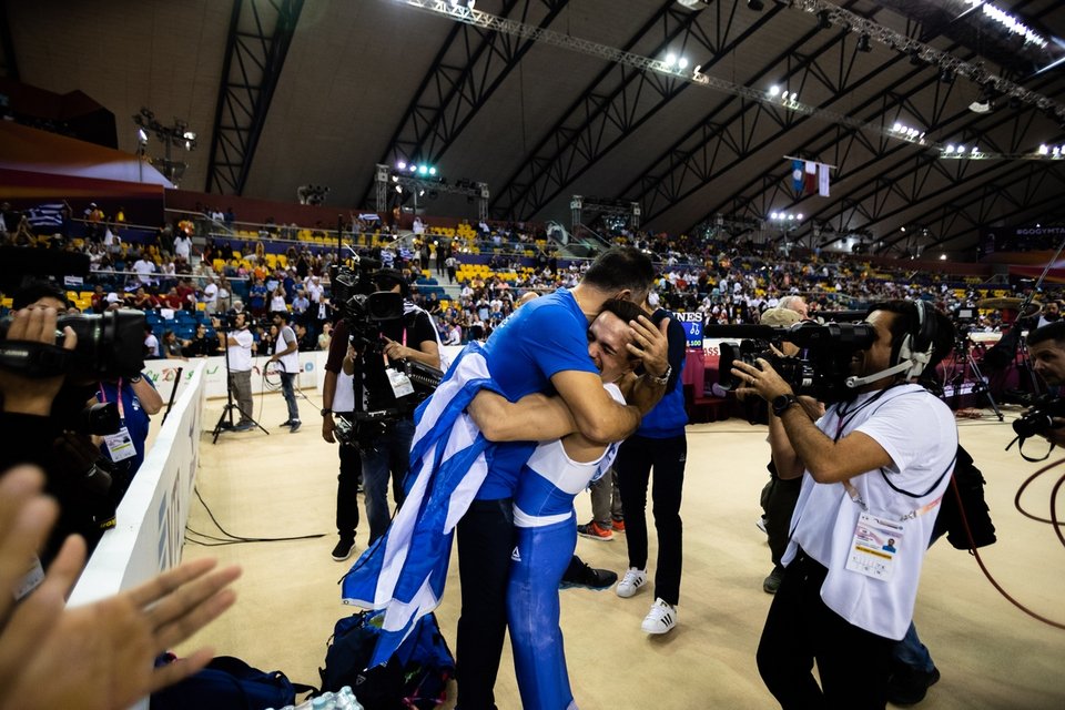 Ο Λ. Πετρούνιας χάνεται στην αγκαλιά του προπονητή του -Φωτογραφία: Angelos Zymaras / AZSPORTSIMAGES / SOOC