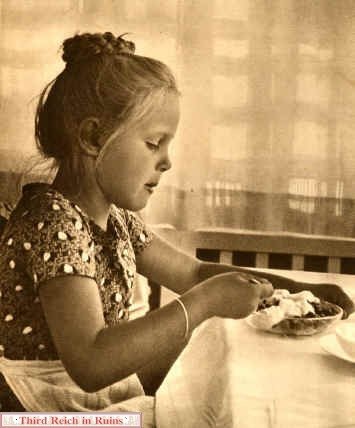 Το απίστευτο φιλί του Χίτλερ σε μια μικρή Εβραία -Η ιστορία μιας φωτό [εικόνες] | iefimerida.gr 1