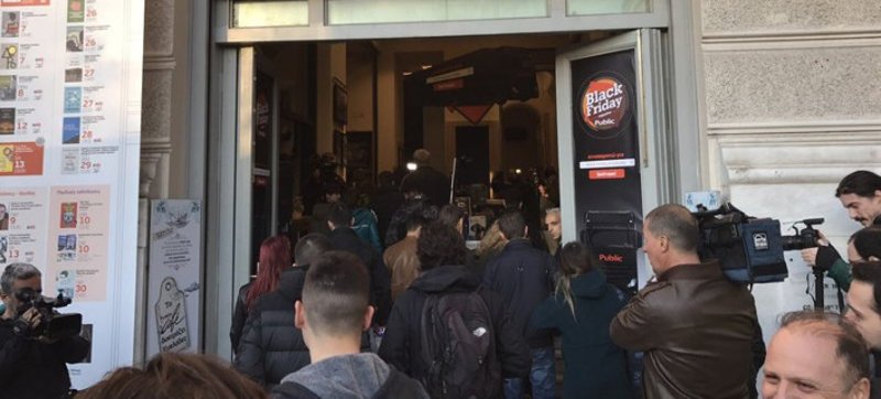 Black Friday: Στο κυνήγι της προσφοράς από νωρίς το πρωί -Οι πρώτες εικόνες και βίντεο | iefimerida.gr 1