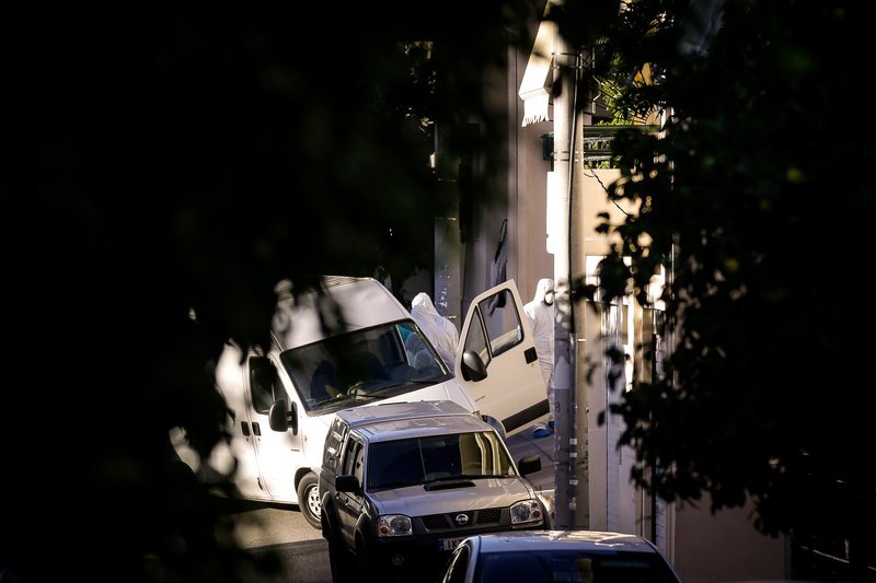 Στα εργαστήρια μεταφέρθηκε ο εκρηκτικός μηχανισμός που είχε τοποθετηθεί έξω από την πολυκατοικία, όπου διαμένει ο αντεισαγγελέας του Αρείου Πάγου, Ισίδωρος Ντογιάκος