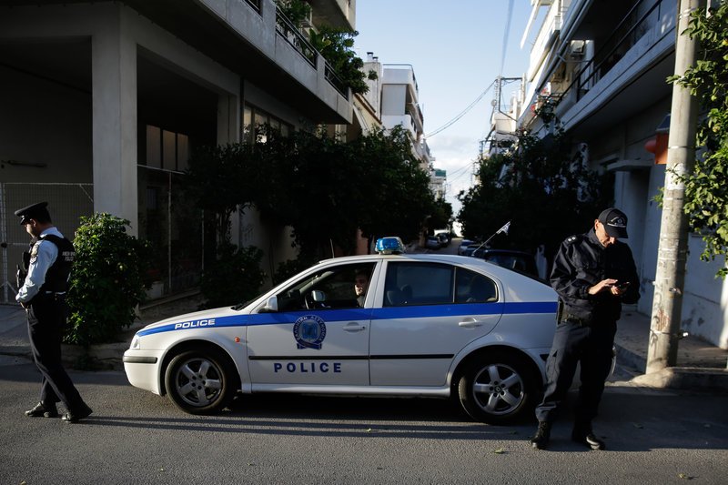 Προειδοποιητικά τηλεφωνήματα έγιναν στις 4 τα ξημερώματα, σύμφωνα με τα οποία επρόκειτο να εκραγεί βόμβα σε 20' στην οδό Αδραμυτίου 18, στον Βύρωνα