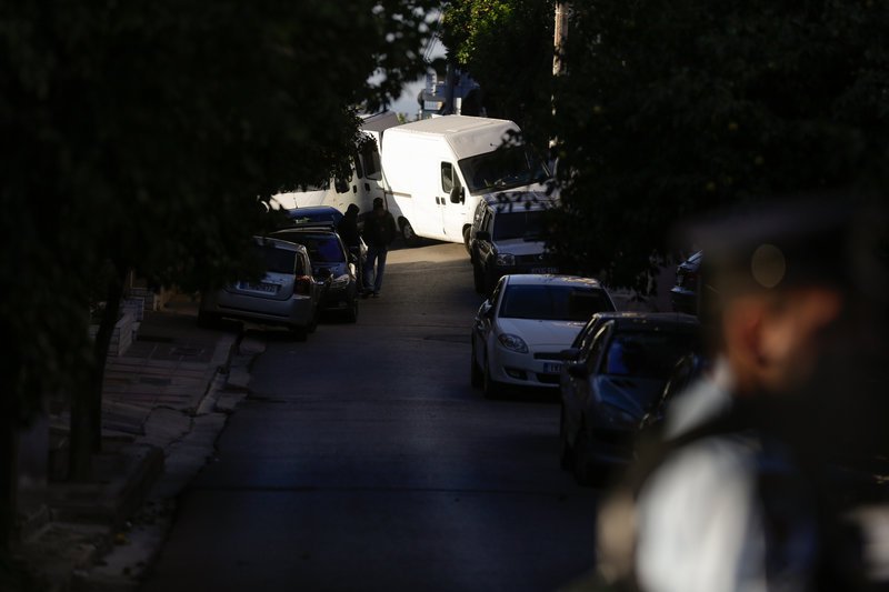 Η Αστυνομία κινητοποιήθηκε αμέσως, απέκλεισε έγκαιρα την περιοχή και ενημέρωσε τους κατοίκους να παραμείνουν μέσα στα σπίτια τους