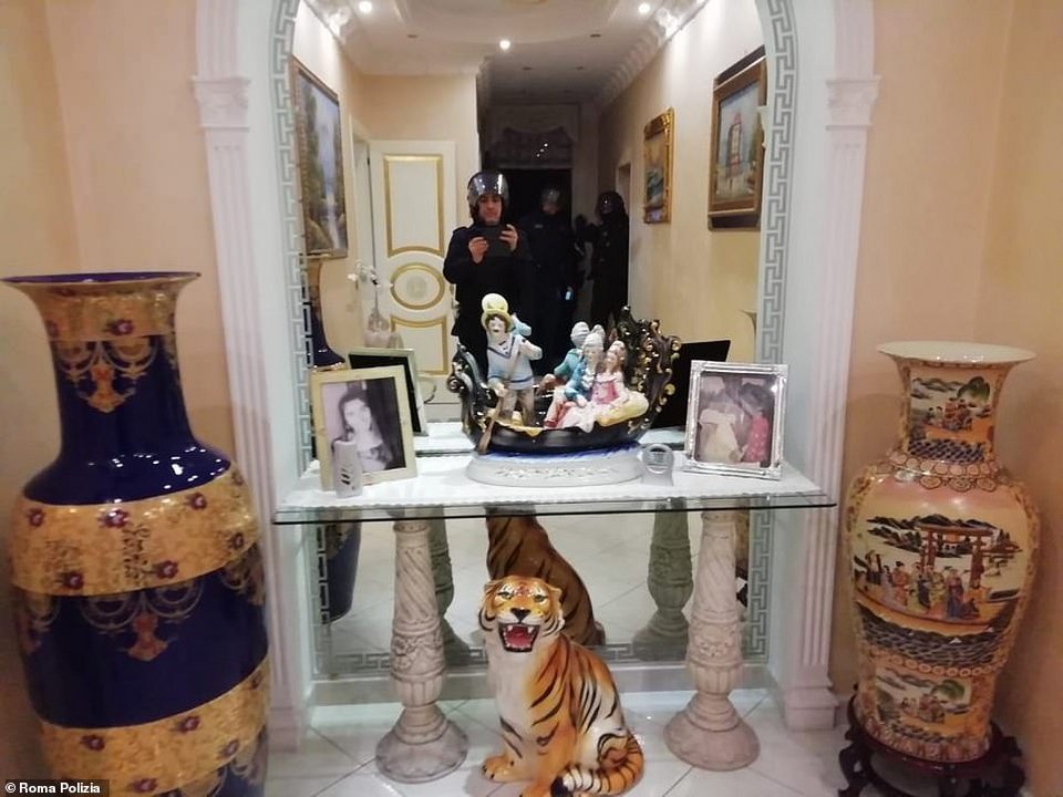 Οι αστυνομικοί έμειναν άφωνοι με την κιτς πολυτέλεια που συνάντησαν μέσα στις βίλες των μελών της φατρίας Casamonica (Φωτογραφία: Polizia Roma)