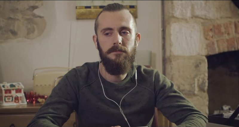 Ο ήρωας της διαφήμισης περιμένει μέχρι τα Χριστούγεννα για να ακούσει το μήνυμα της μητέρας του