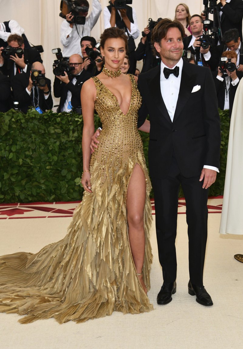 Ιρίνα Σάικ και Μπράντλεϊ Κούπερ μαζί στο MET GALA το 2018.