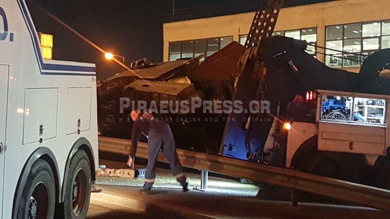 Νταλίκα ντελαπάρισε στου Ρέντη -Μεγάλη κίνηση και ταλαιπωρία στους δρόμους [εικόνες & βίντεο] | iefimerida.gr 0