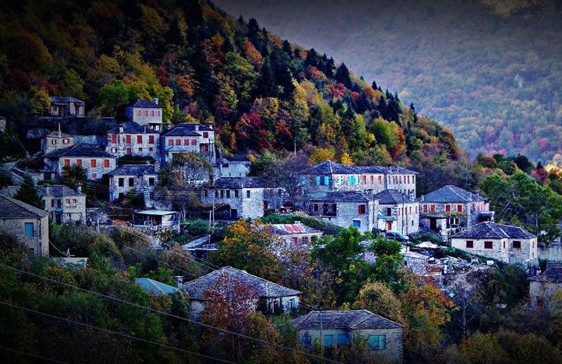 Τοπίο σαν καρτ ποστάλ με σπίτια μέσα στη φύση