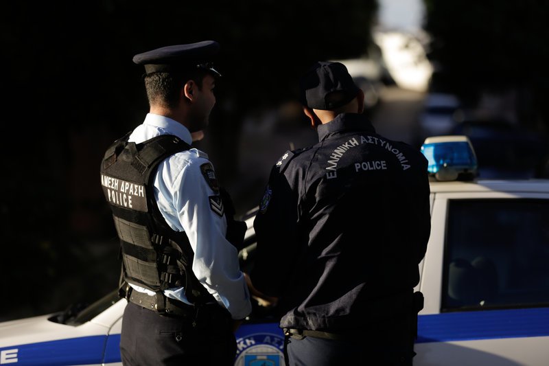 Στα εργαστήρια της Εγκληματολογικής Υπηρεσίας έχει μεταφερθεί ο εκρηκτικός μηχανισμός που τοποθετήθηκε χθες τα ξημερώματα έξω από την πολυκατοικία όπου διαμένει ο αντεισαγγελέας του Αρείου Πάγου, Ισίδωρος Ντογιάκος