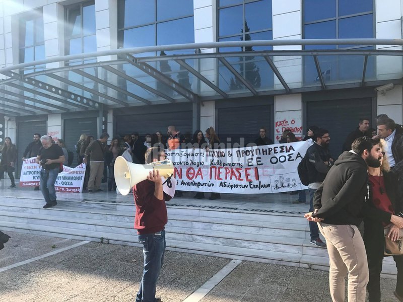 Παρέμειναν στην είσοδο μετά την εισβολή