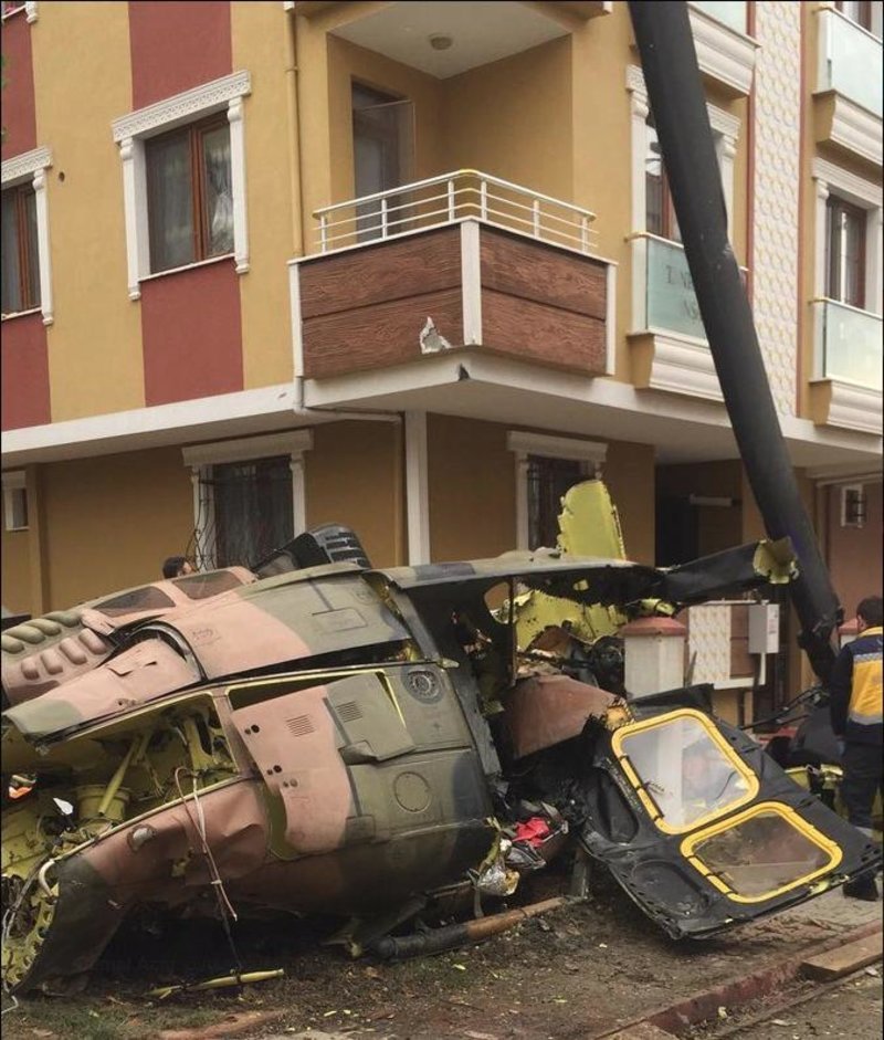 Κωνσταντινούπολη: Συντριβή στρατιωτικού ελικοπτέρου σε κατοικημένη περιοχή [εικόνες] | iefimerida.gr 0