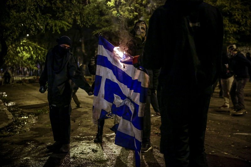 Κουκουλοφόροι έκαψαν ελληνική σημαία
