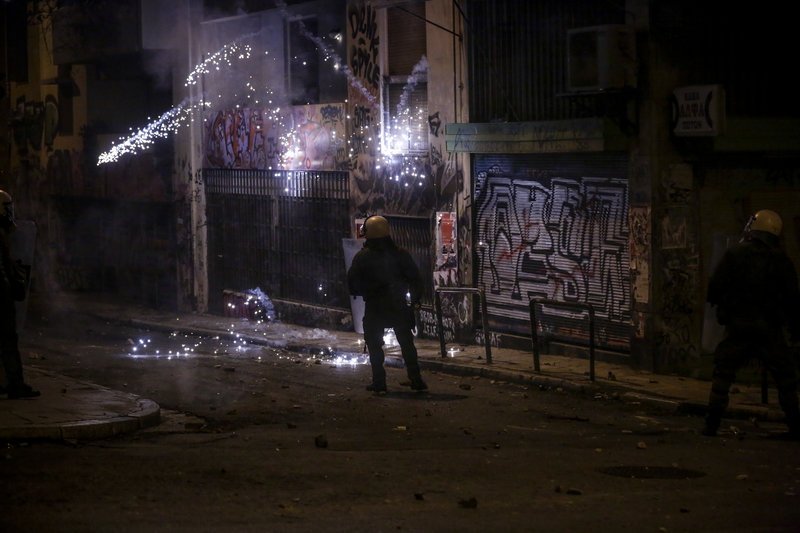 Ακόμη και φωτοβολίδες ευθείας βολής πετούσαν οι κουκουλοφόροι