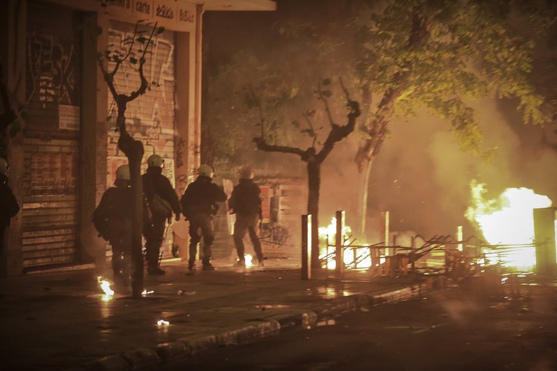 «Βροχή» οι βόμβες μολότοφ