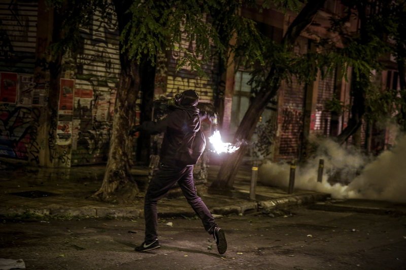 «Μάχες» στους δρόμους γύρω από το Πολυτεχνείο