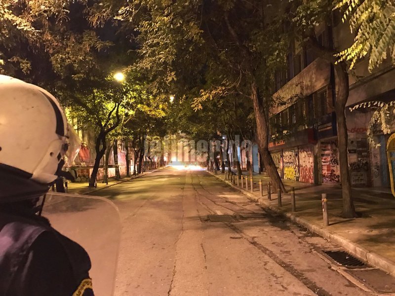 Πεδίο μάχης έγιναν τα Εξάρχεια -Βροχή από μολότοφ και κρότου-λάμψης | iefimerida.gr 15