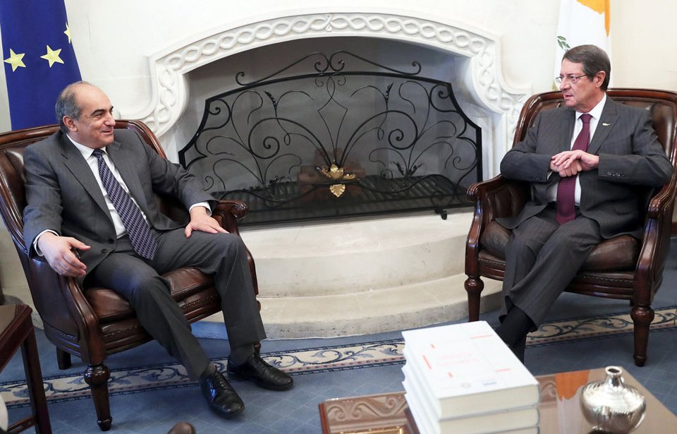 Ο Πρόεδρος της Βουλής παρέδωσε στον Πρόεδρο της Δημοκρατίας τους πρώτους τόμους για το Φάκελο της Κύπρου