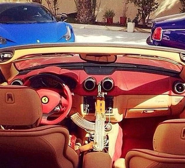 H Ferrari και το επίχρυσο Καλάσνικοφ ανήκαν στο γιο του Γκουζμάν, Ιβάν (Φωτογραφία: Facebook)
