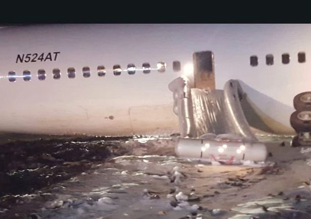 Εξι τραυματίες από την αναγκαστική προσγείωση αεροσκάφους στη Γουιάνα [εικόνες]  | iefimerida.gr 0