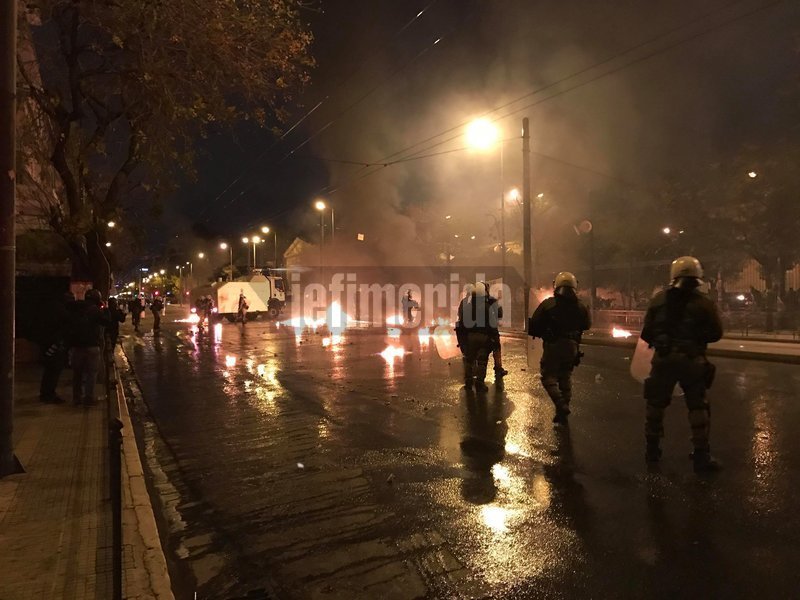 Πεδίο μάχης έγιναν τα Εξάρχεια -Βροχή από μολότοφ και κρότου-λάμψης | iefimerida.gr 4