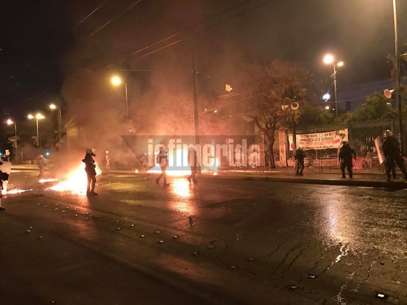 Πεδίο μάχης έγιναν τα Εξάρχεια -Βροχή από μολότοφ και κρότου-λάμψης | iefimerida.gr 6